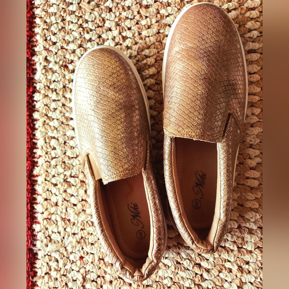 ✅️SOLD - Niki metallic gold slip-ons, 9 - Picture 4 of 6